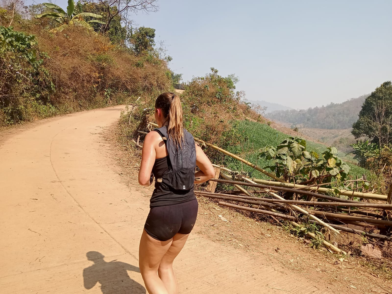 Course sur la route vers les Karen en Thaïlande